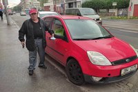 Václav (77) má problémy kvůli zrušenému parkovacímu místu pro invalidy: Týdně platí až tři pokuty