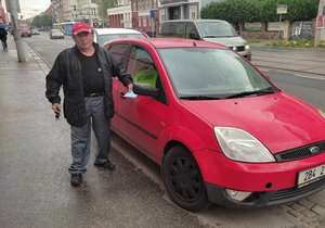 Václav Koudelka (77) z Brna je držitelem ZTP, pokuty dostává za to, že parkuje v blízkosti svého domu na místě nevyhrazeném pro parkování, částečně zasahuje do chodníku.