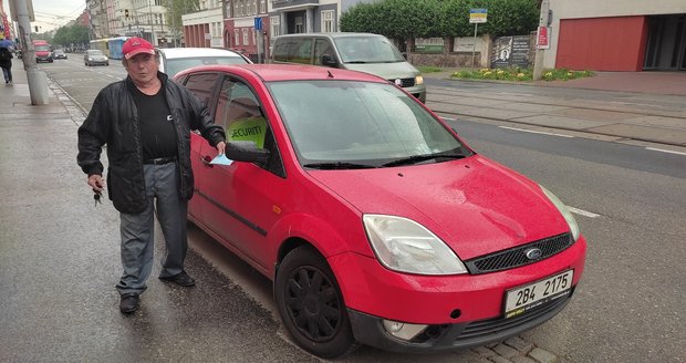Václav (77) má problémy kvůli zrušenému parkovacímu místu pro invalidy: Týdně platí až tři pokuty