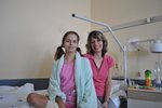 Barborka Pelíšková (12) s maminkou Kateřinou na pokoji v nemocnici v Brně.