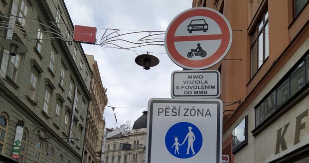 Brněnská pěší zóna s páteřní Masarykovou ulicí je autostrádou, kterou projede za den bezmála tisícovka aut.