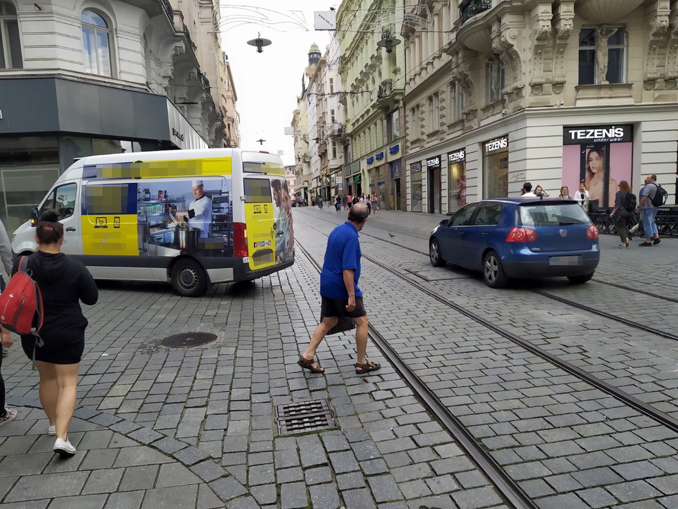 Brněnská pěší zóna s páteřní Masarykovou ulicí je autostrádou, kterou projede za den bezmála tisícovka aut.