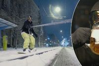 Reklama na pivovar kopíruje slavného youtubera: Snowboarďák v Brně jede do hospody