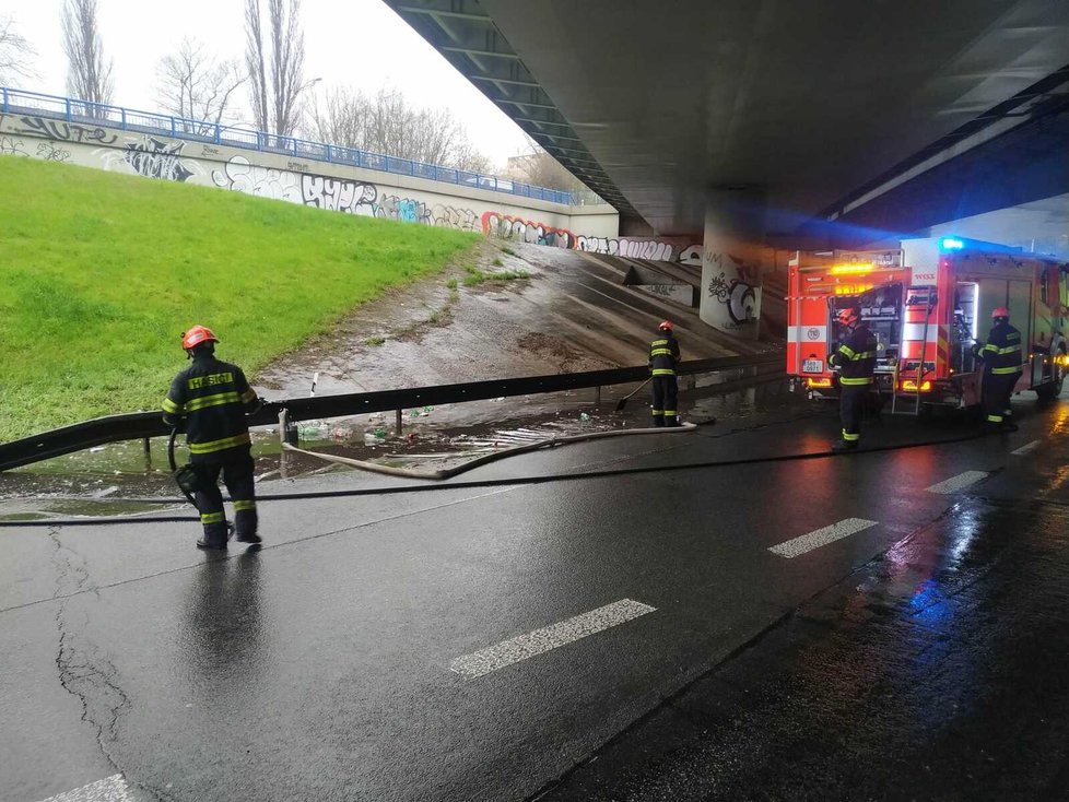 Obří laguna se utvořila v Brně v Hradecké ulici před křížením s mostem v ulici Sportovní ve směru na Ivančice. Komplikuje dopravu.