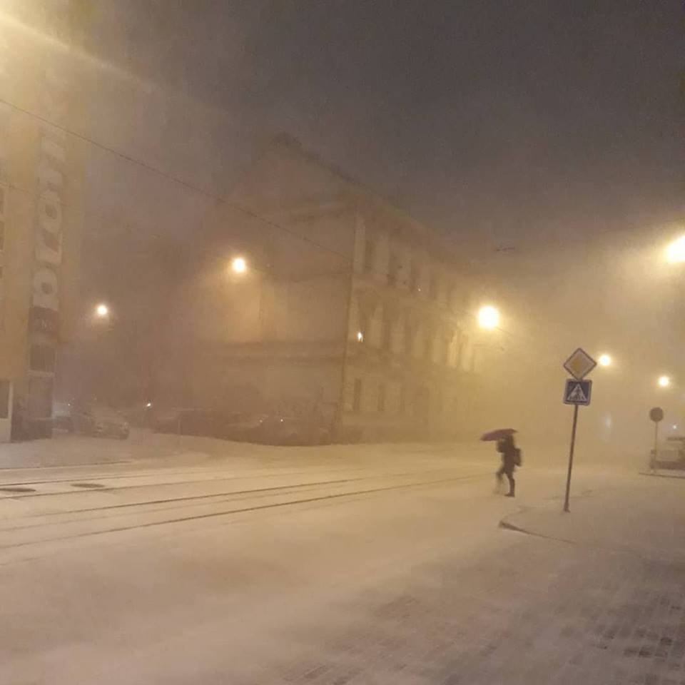 Brněnské ulice se v mžiku vylidnily.