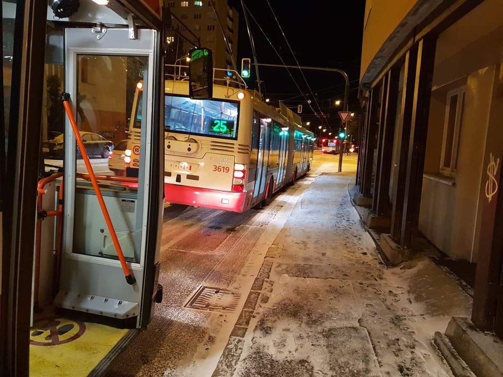 V Provazníkově ulici v Černých Polích šoféři trolejbusů raději odstavili své vozy v dlouhé řadě za sebou, než aby riskovali sjezd na husovické Tomkovo náměstí.