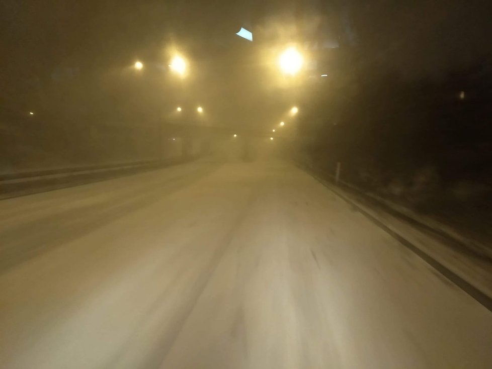 Silnice po celé republice dnes komplikovalo zimní počasí. Přes noc napadl sníh a vozovky jsou zledovatělé.