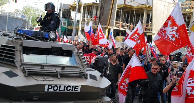 Prvomájový pochod Dělnické strany centrem Brna doprovázelo policejní obrněné vozidlo.