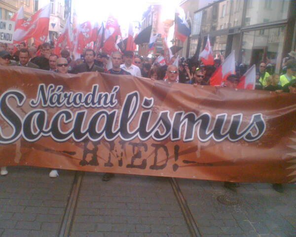 Národní socialismus - transparent, který nesli příslušníci pochodu