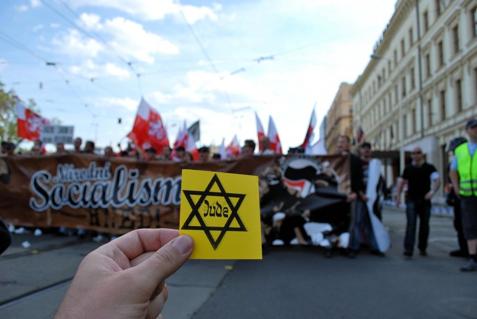 Prvomájový pochod Dělnické strany centrem Brna, na Benešově třídě někdo rozházel tiasíce podobných lístků s židovským motivem.