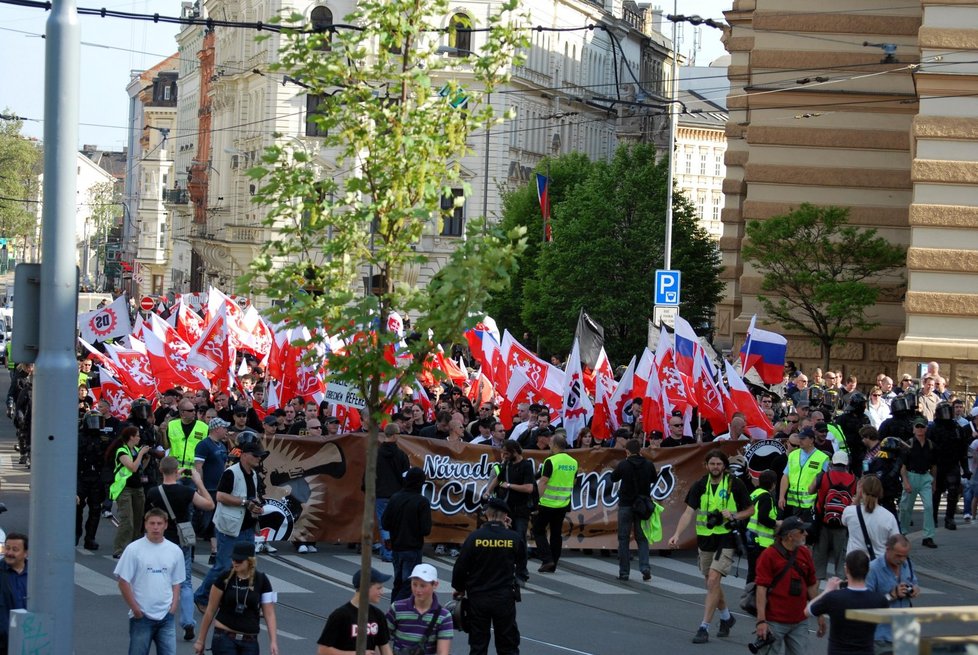 Prvomájový pochod Dělnické strany centrem Brna právě prochází Rooseveltovou ulicí.