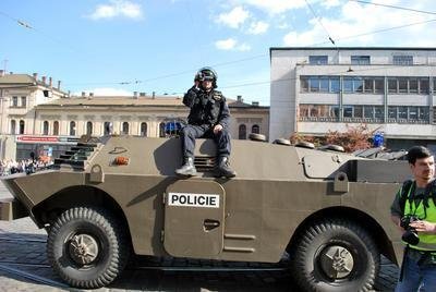 Prvomájový pochod Dělnické strany centrem Brna snímal kamerou i policejní těžkooděnec na obrněném transportéru.