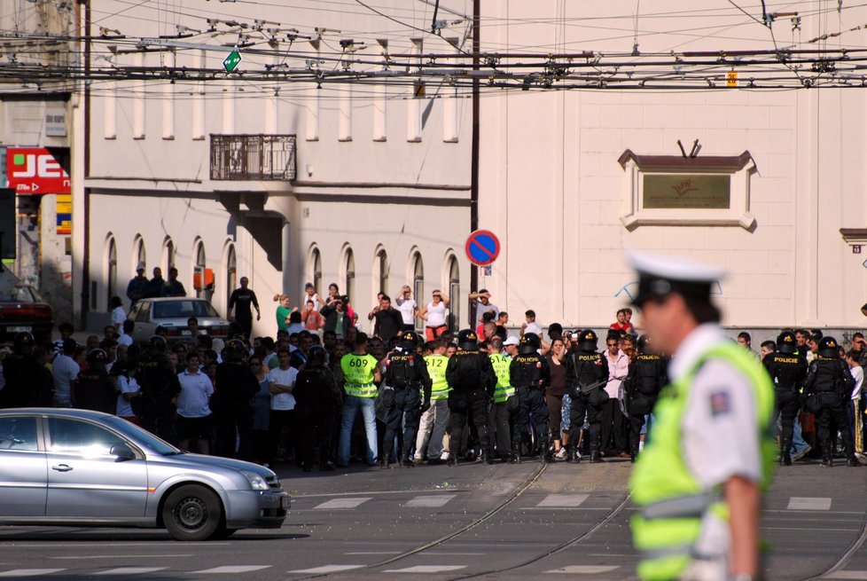 Prvomájový pochod Dělnické strany centrem Brna sledovaly z křižovatky ulic Cejl a Koliště asi dvě stovky Romů.