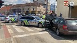 Brno si spletl se závodní dráhou: Řidiče škodovky zastavilo až beranidlo policejního auta
