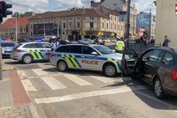 Brno si spletl se závodní dráhou: Řidiče škodovky zastavilo až beranidlo policejního auta