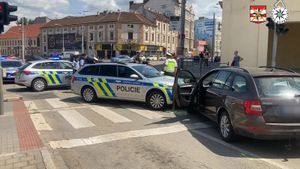 Brno si spletl se závodní dráhou: Řidiče škodovky zastavilo až beranidlo policejního auta