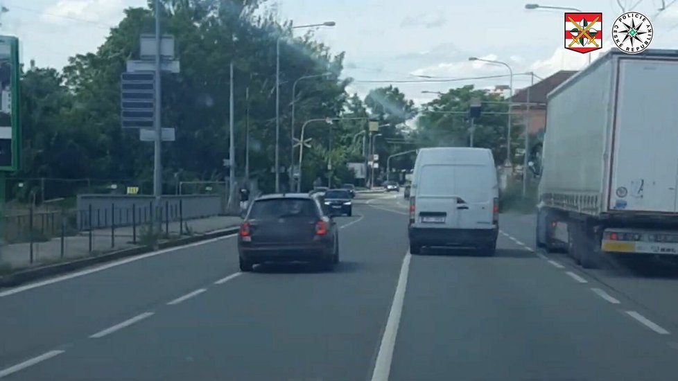 Muž (31) se snažil ujet nejdříve policistům na dálnici, poté i v centru Brna. Nakonec naboural do policejního auta.