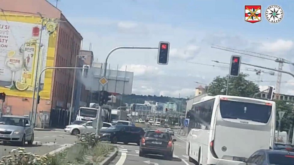 Muž (31) se snažil ujet nejdříve policistům na dálnici, poté i v centru Brna. Nakonec naboural do policejního auta.