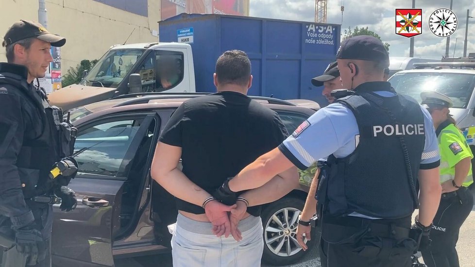 Muž (31) se snažil ujet nejdříve policistům na dálnici, poté i v centru Brna. Nakonec naboural do policejního auta.