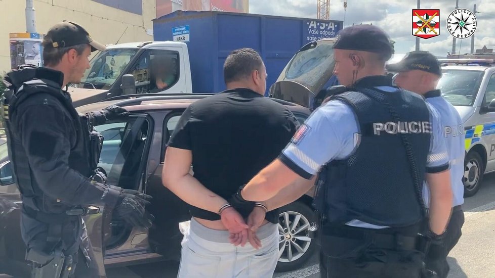 Muž (31) se snažil ujet nejdříve policistům na dálnici, poté i v centru Brna. Nakonec naboural do policejního auta.