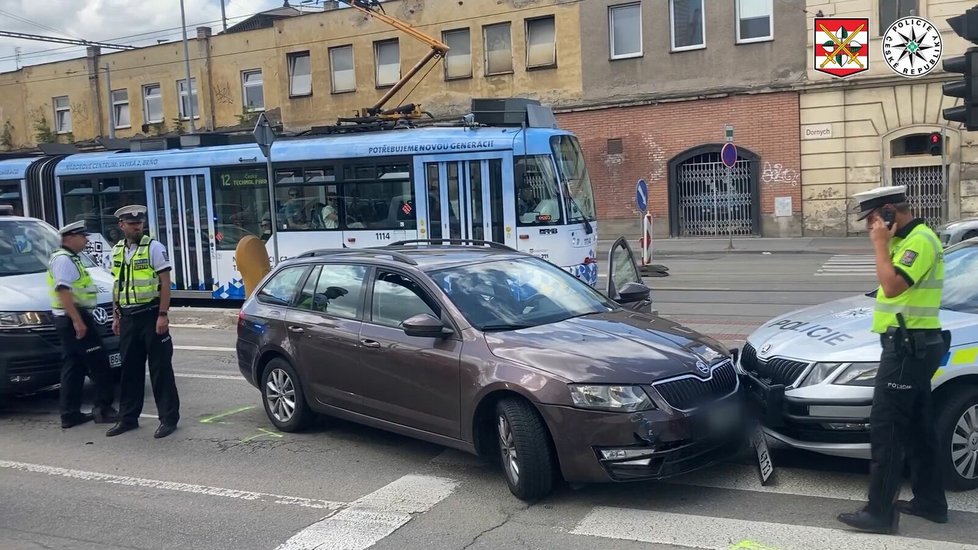 Muž (31) se snažil ujet nejdříve policistům na dálnici, poté i v centru Brna. Nakonec naboural do policejního auta.