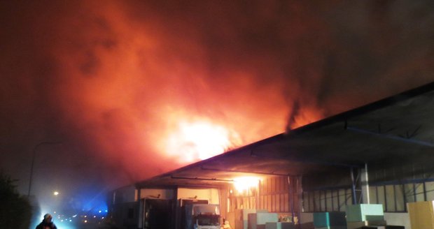 Sklad s dárky v Amazonu v Dobrovízi v plamenech: Muselo být evakuováno 3000 lidí!