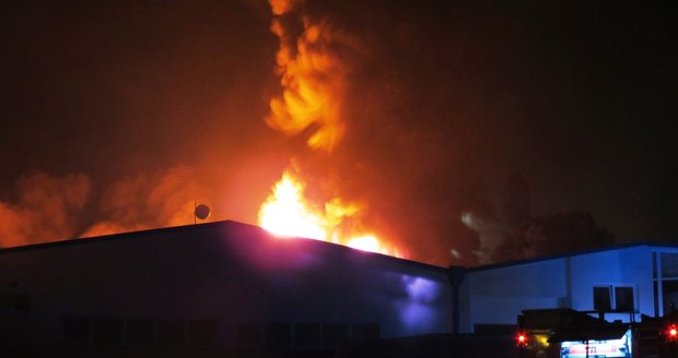 V Brně už hodiny hoří hala s matracemi: Jeden z hasičů se zranil