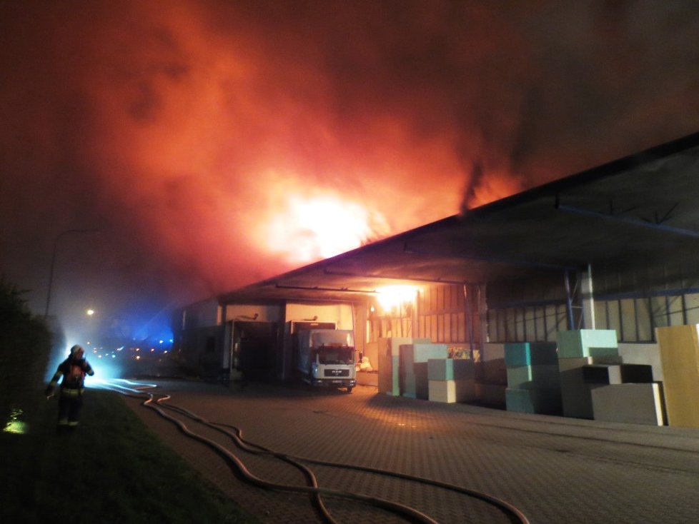 V Brně už hodiny hoří hala s matracemi: Jeden z hasičů se zranil