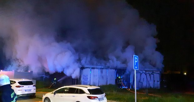 Při požáru unimobuněk v Brně zemřelo osm lidí!