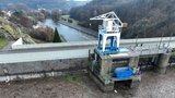 Brněnská přehrada plná smradlavého sajrajtu: Uklízí 800 tun nepořádku!