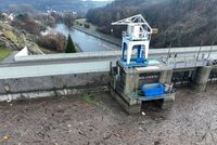 Brněnská přehrada plná smradlavého sajrajtu: Uklízí 800 tun nepořádku!