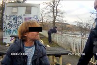 Chtěl skočit z hráze brněnské přehrady kvůli přítelkyni: Strážníci přišli včas