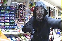 Benzínku v Duchcově přepadli lupiči komici: Pistolí máchal 165 cm vysoký zlodějíček
