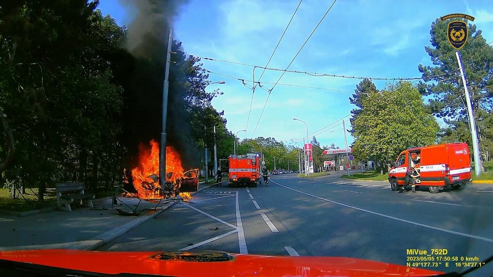 Takto vypadalo hořící auto u zastávky Přívrat v Brně při příjezdu hasičů.