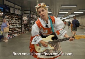 Zpěvačka Nikola Muchová (28) v propagačním klipu ječí, jezdí na kolečkových bruslích a zpívá, že je Brno rozmr*ané, smrdí a nic v něm není.