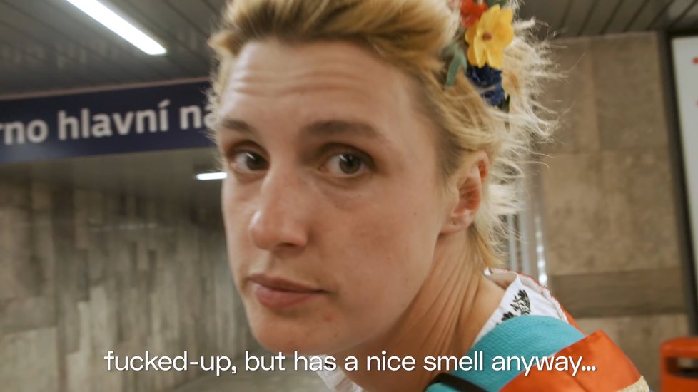 Zpěvačka Nikola Muchová (28) v propagačním klipu ječí, jezdí na kolečkových bruslích a zpívá, že je Brno rozmr*ané, smrdí a nic v něm není.