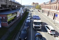 Protest jako Brno: Taxikáři tiše projeli k letišti, rozkopané město si toho ani nevšimlo