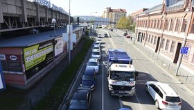 Protestní kolona taxíků jedoucí Brnem se po čtyřech kilometrech jízdy u autobusového nádraží Zvonařka na semaforech rozdělila.