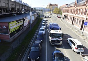 Protestní kolona taxíků jedoucí Brnem se po čtyřech kilometrech jízdy u autobusového nádraží Zvonařka na semaforech rozdělila.