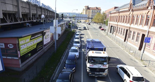 Protest jako Brno: Taxikáři tiše projeli k letišti, rozkopané město si toho ani nevšimlo