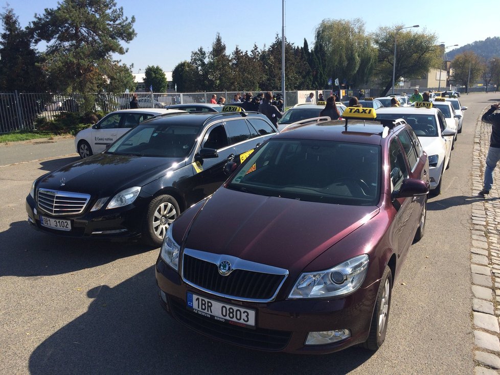 Čtvrt hodiny před zahájením protestu přijelo na seřadoště v Brně prvních 18 taxíků