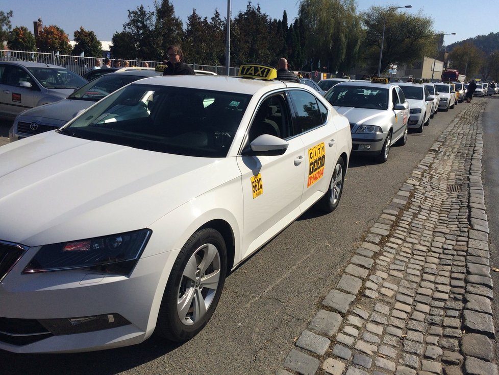 V Praze a Brně v pondělí protestovali taxikáři proti alternativním taxislužbám.