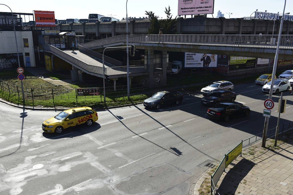 Protestní kolona taxíků jedoucí Brnem se po čtyřech kilometrech jízdy u autobusového nádraží Zvonařka na semaforech rozdělila.