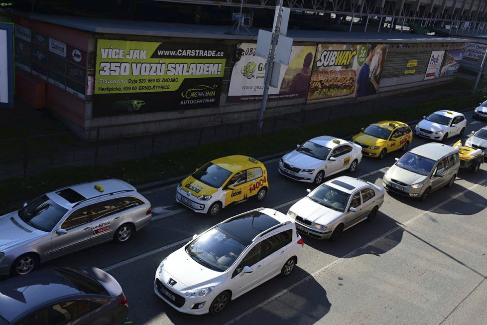 V Praze a Brně v pondělí protestovali taxikáři proti alternativním taxislužbám.