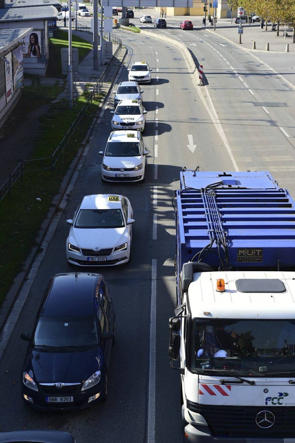 Protestní kolona taxíků jedoucí Brnem se po čtyřech kilometrech jízdy u autobusového nádraží Zvonařka na semaforech rozdělila.