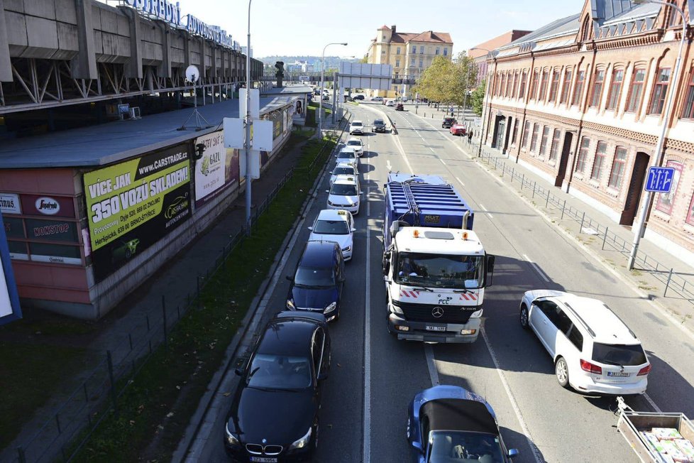 Protestní kolona taxíků jedoucí Brnem se po čtyřech kilometrech jízdy u autobusového nádraží Zvonařka na semaforech rozdělila.