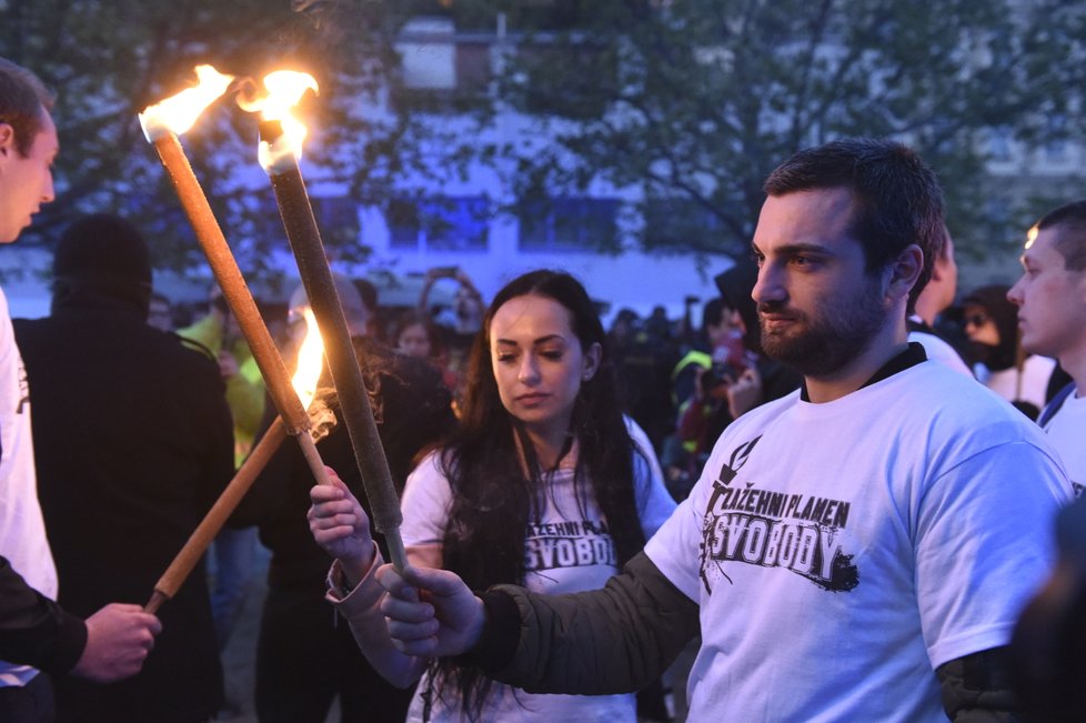 V Brně došlo na prvního máje k potyčkám. A vzplály pochodně radikálů (1.5.2019)