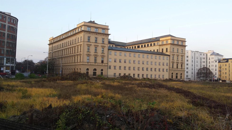 Pozemek vedle současného paláce na Malinovského náměstí 3 v Brně. Zde by se stavělo na „zelené louce“.