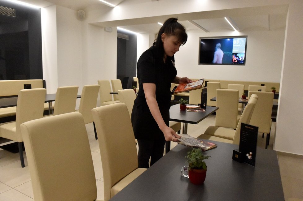 Restaurace U Lumi v centru Brna díky rozvolnění protiepidemických opatření otevřela také vnitřní prostory (31. 5. 2021)