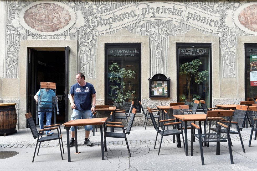 Jedna z největších brněnských pivnic Stopkova plzeňská restaurace díky rozvolnění protiepidemických opatření otevřela také vnitřní prostory. Kvůli dlouhodobému uzavření vnitřních prostor a konkurenci před nedávnem zřídili historicky poprvé i venkovní zahrádku (31. 5. 2021)